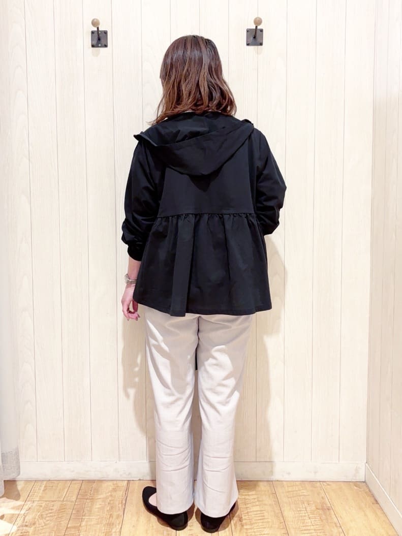 あいこさんの「SHOO･LA･RUE｜【S-LL/体型カバー】日焼け対策にも女性らしさを UVカットペプラムパーカ」を使ったコーディネート