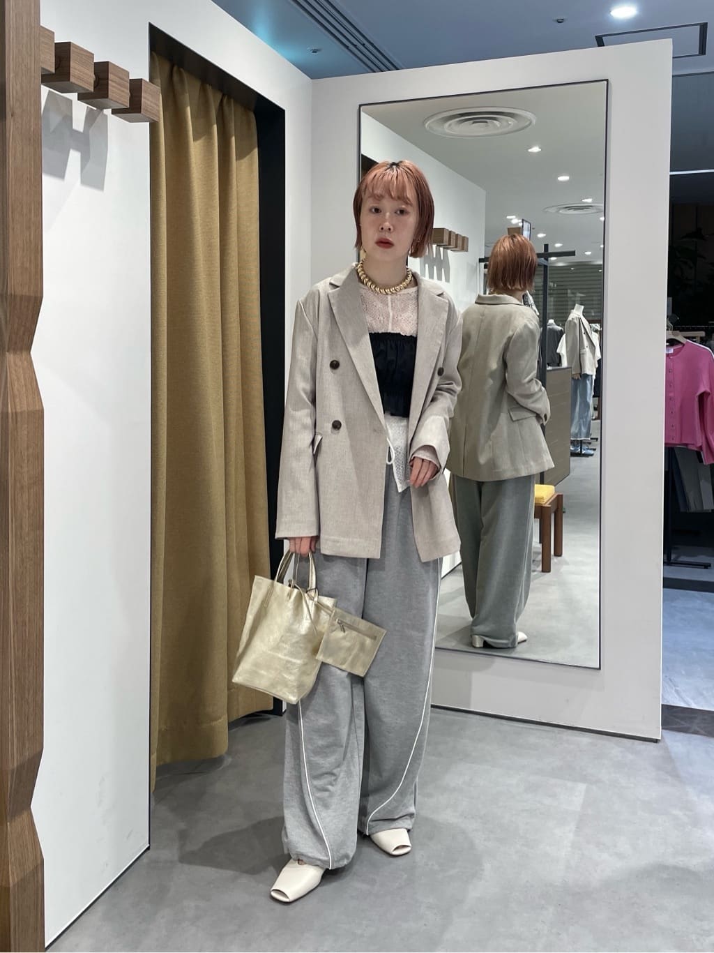 mikuさんの「INDIVI｜【一部店舗限定】パイピング裏毛ワイドパンツ」を使ったコーディネート