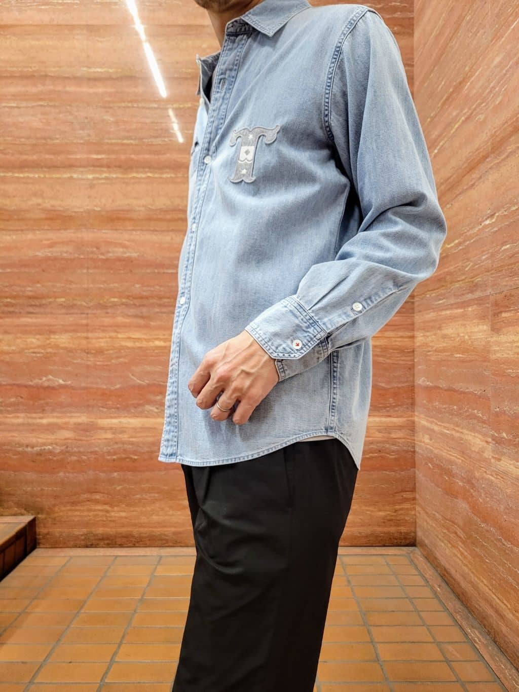 piroyaさんの「TAKEO KIKUCHI｜【BOWLER HAT LABEL】Tエンブレム デニムシャツ」を使ったコーディネート