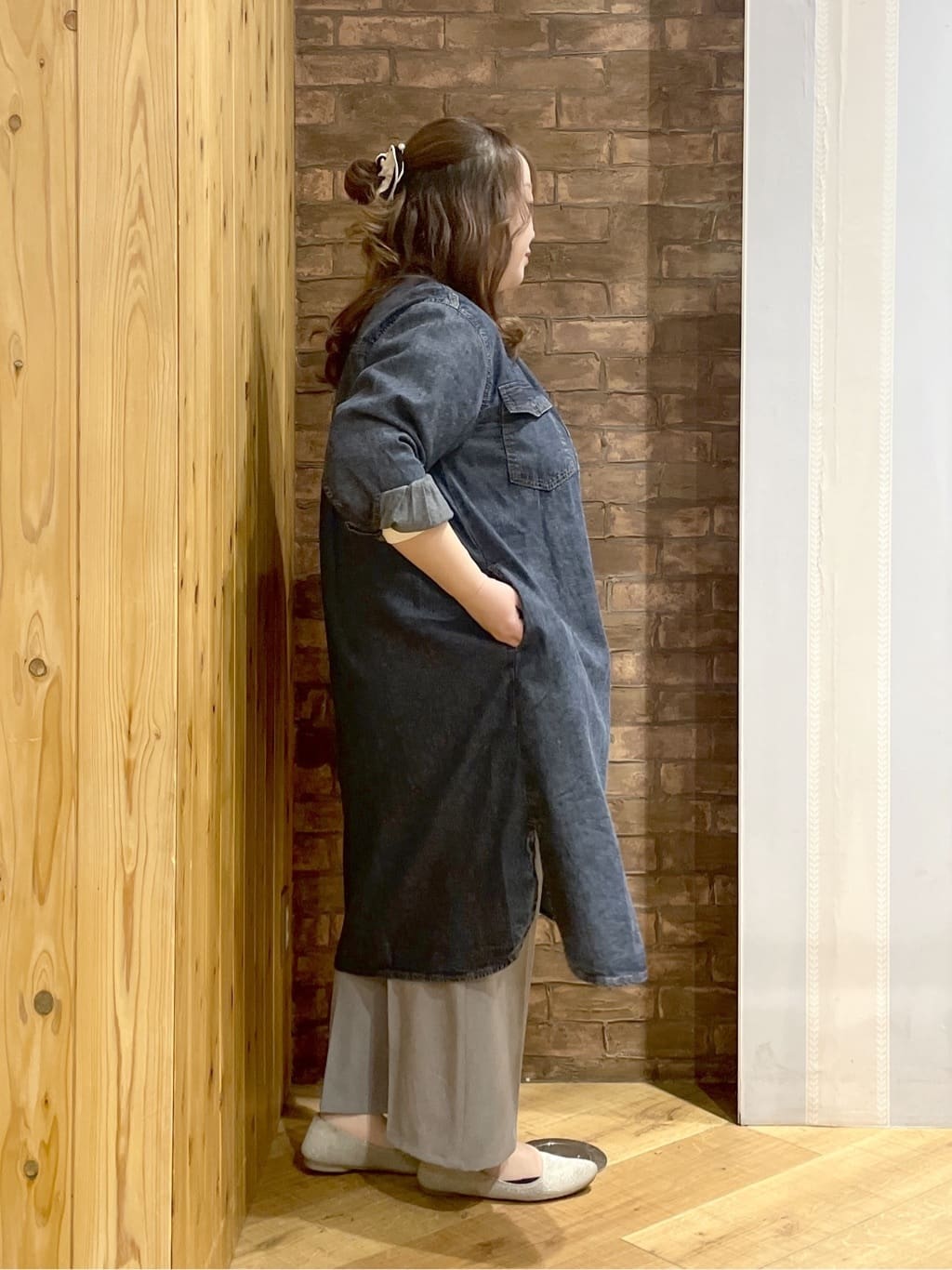 Risaさんの「SHOO･LA･RUE｜【Lee別注／撥水】巾着ショルダーバッグ」を使ったコーディネート