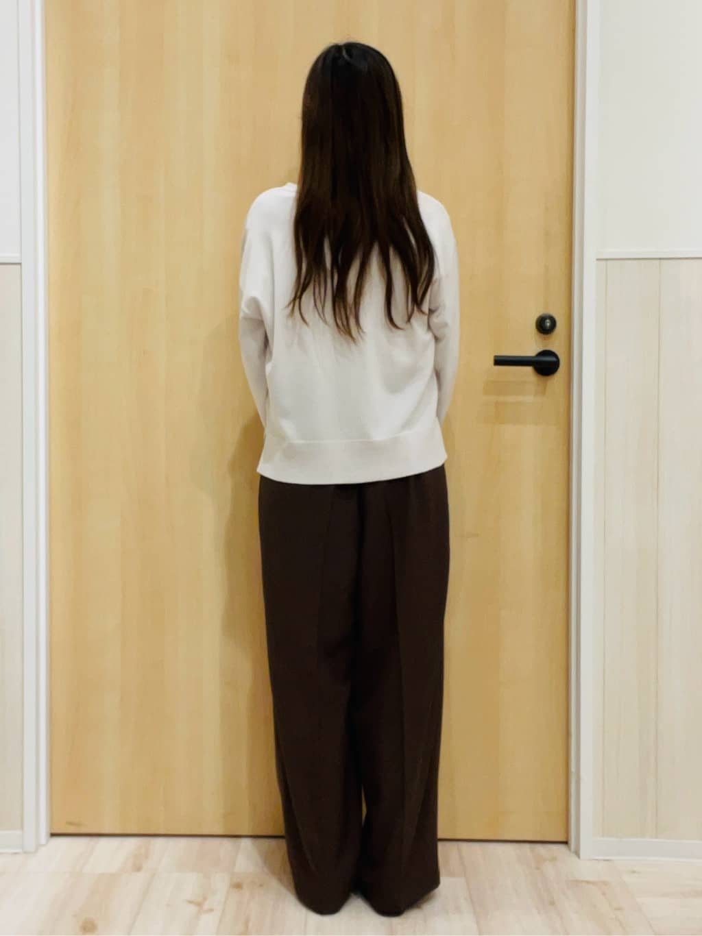 minamiさんの「SHOO･LA･RUE｜【洗濯機可/UV】さらっとしたタッチが心地よい ショート丈 Vネックカーディガン」を使ったコーディネート