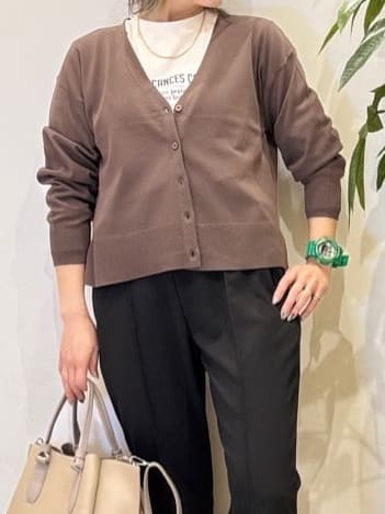 misakiさんの「SHOO･LA･RUE｜【洗濯機可/UV】さらっとしたタッチが心地よい ショート丈 Vネックカーディガン」を使ったコーディネート