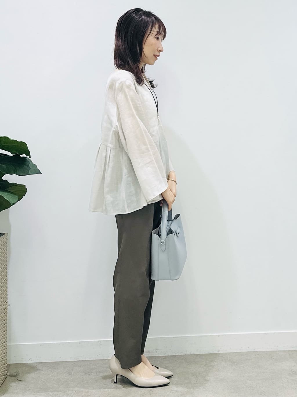 Miwaさんの「UNTITLED｜【接触冷感/麻混/洗える】ドライタッチキーネックブラウス」を使ったコーディネート