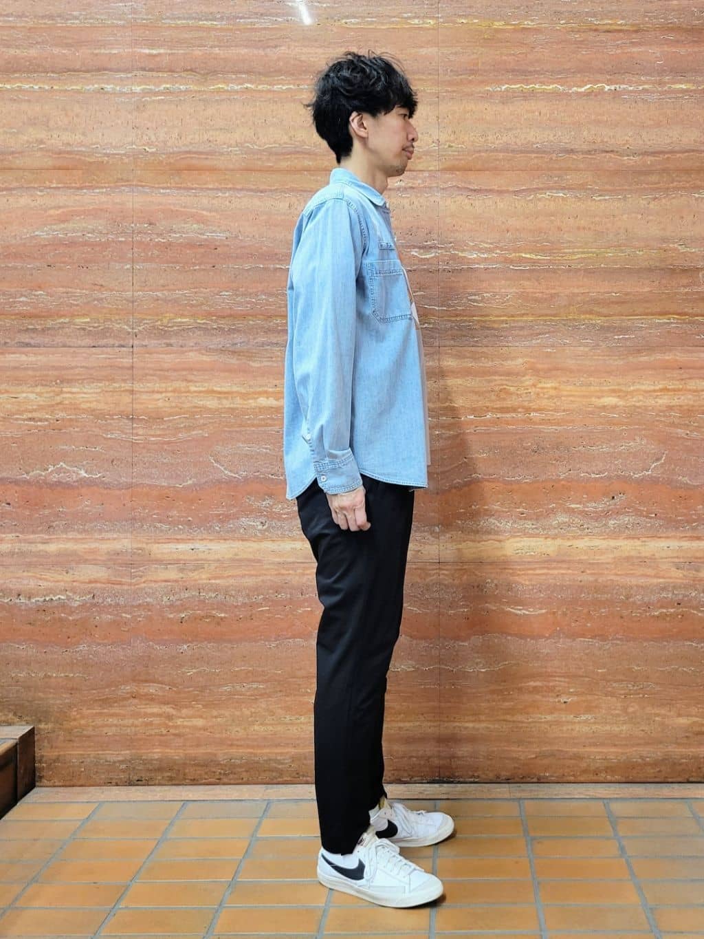 piroyaさんの「TAKEO KIKUCHI｜【BOWLER HAT LABEL】Tエンブレム デニムシャツ」を使ったコーディネート