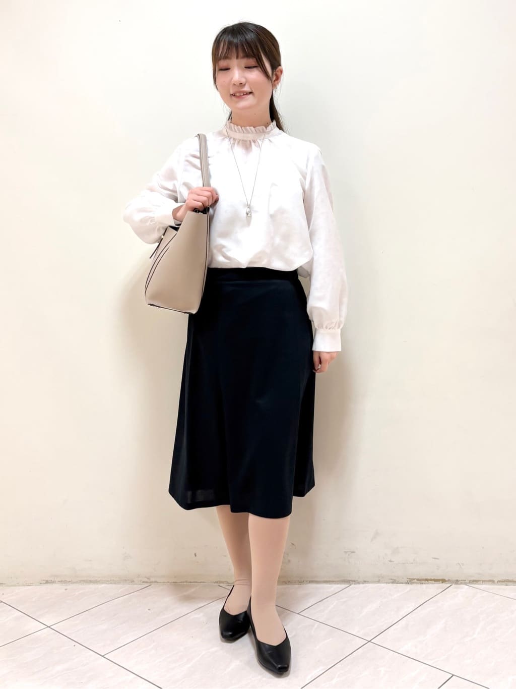 mikiさんの「Reflect｜【接触冷感】フリルネックサテンジャカードブラウス」を使ったコーディネート