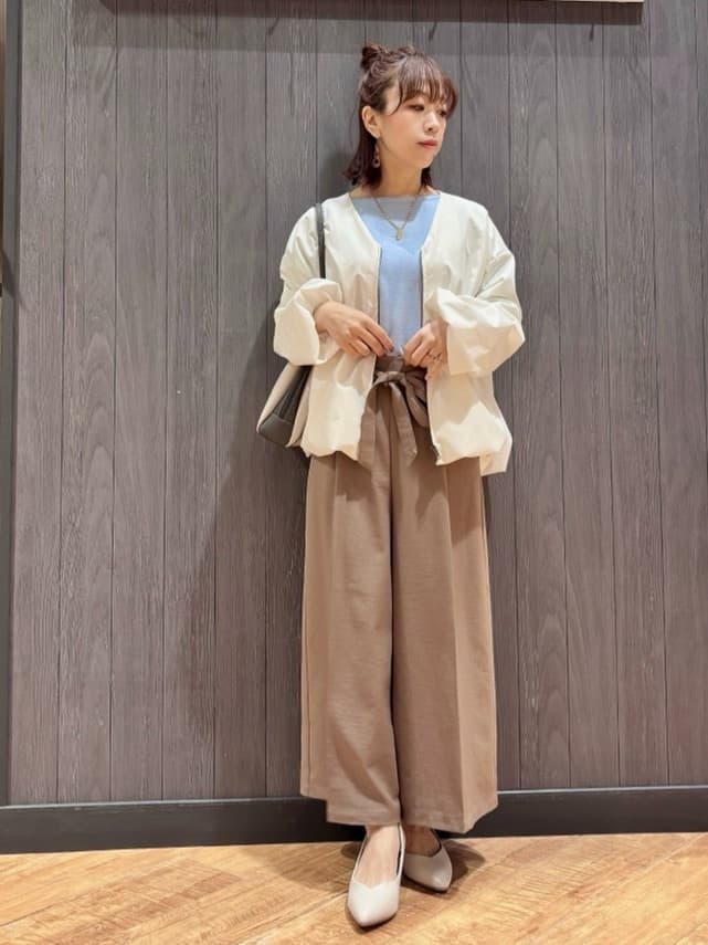 meiさんの「SHOO･LA･RUE｜【防風/撥水/S-LL】お顔回りすっきり見え　Vネックバルーンブルゾン」を使ったコーディネート