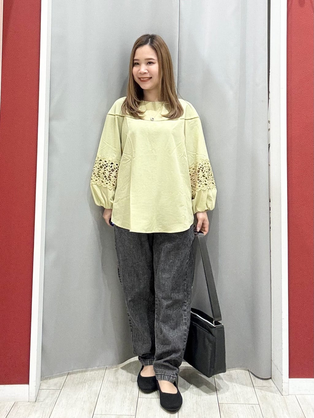 shioさんの「SHOO･LA･RUE｜【洗濯機可/7分袖】インせず着られる 透かし編み柄が上品な レース切替シャツ」を使ったコーディネート
