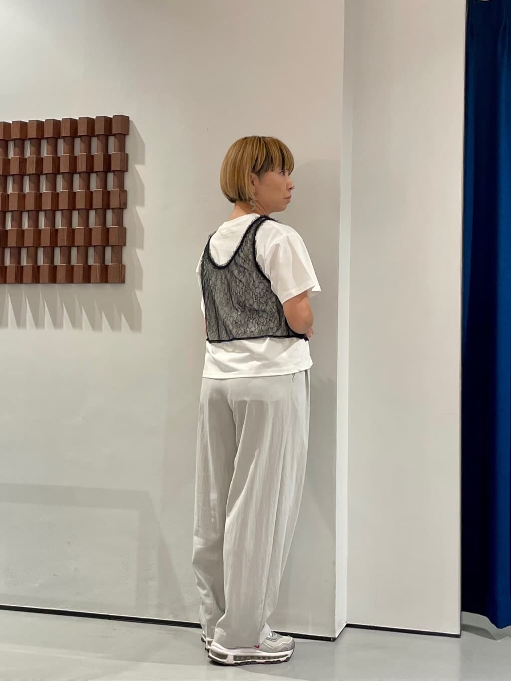KOUさんの「INDIVI｜クルーネック刺繍Tシャツ」を使ったコーディネート