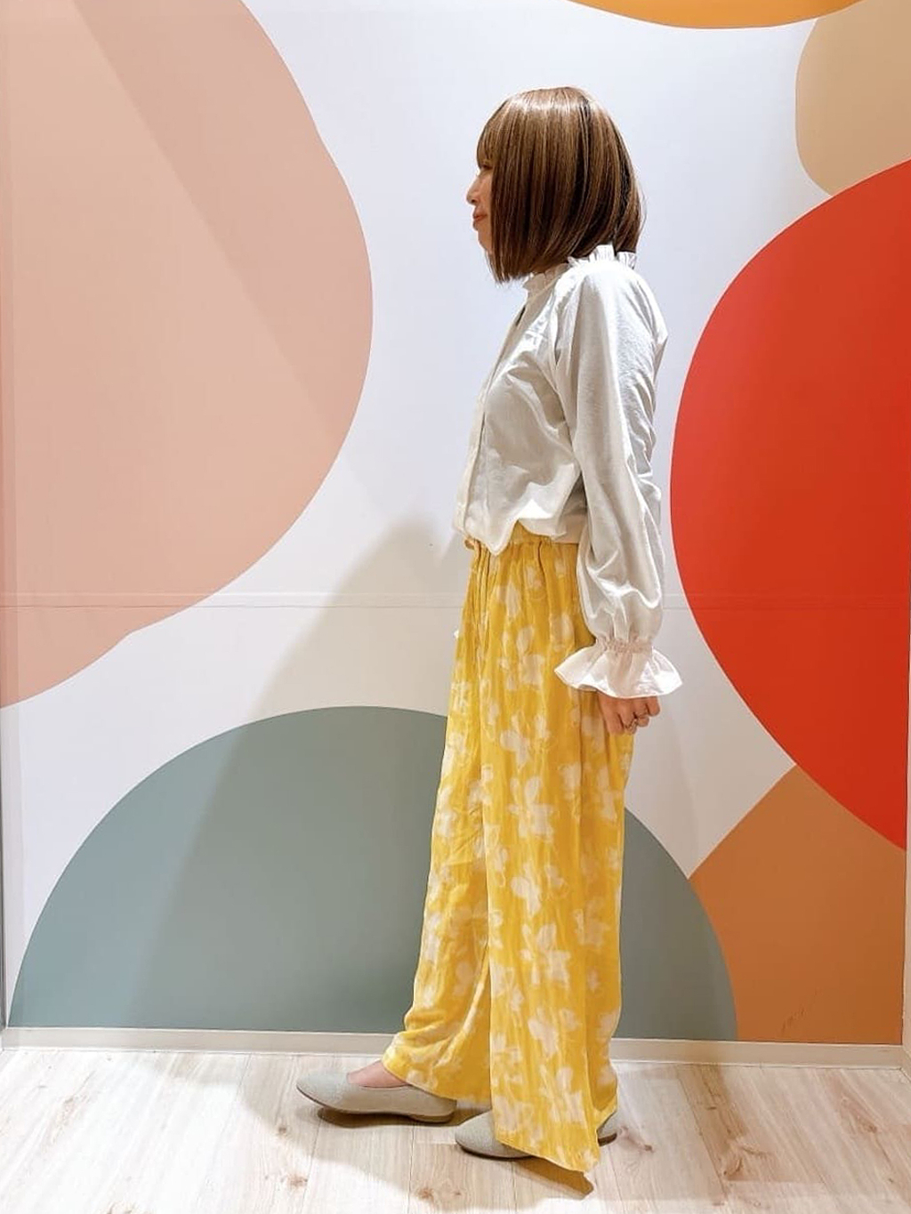 長男さんの「SHOO･LA･RUE｜【柄が選べる/洗濯機可/S-LL】脚のラインを拾いにくい さらさらサテンイージーワイドパンツ」を使ったコーディネート