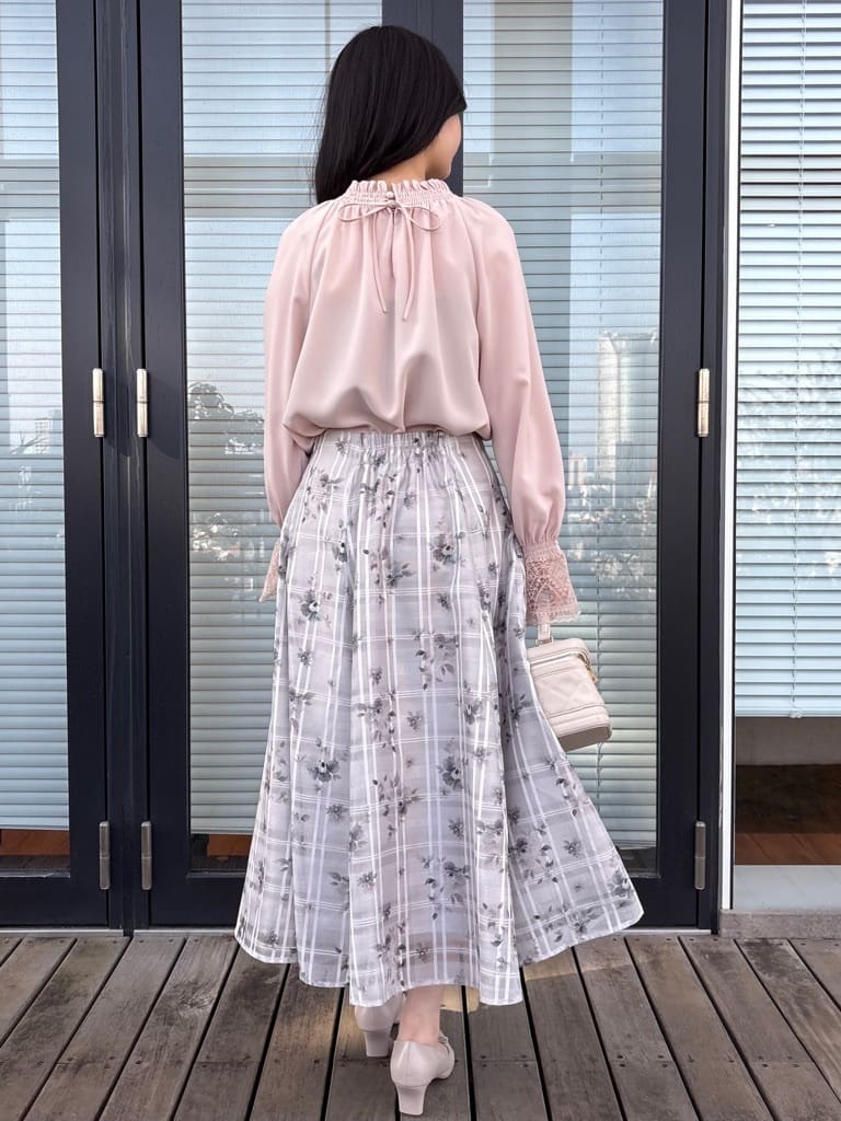 AOIさんの「Couture brooch｜【通勤・着映え】レースカフス ピコシャーリング バックリボンブラウス」を使ったコーディネート