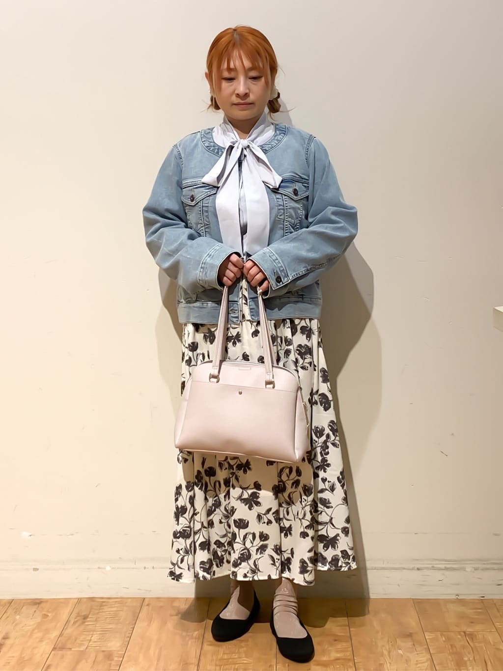 MEGさんの「SHOO･LA･RUE｜【洗濯機可/S-3L】リボンボウタイが魅力　大人の華やかブラウス」を使ったコーディネート