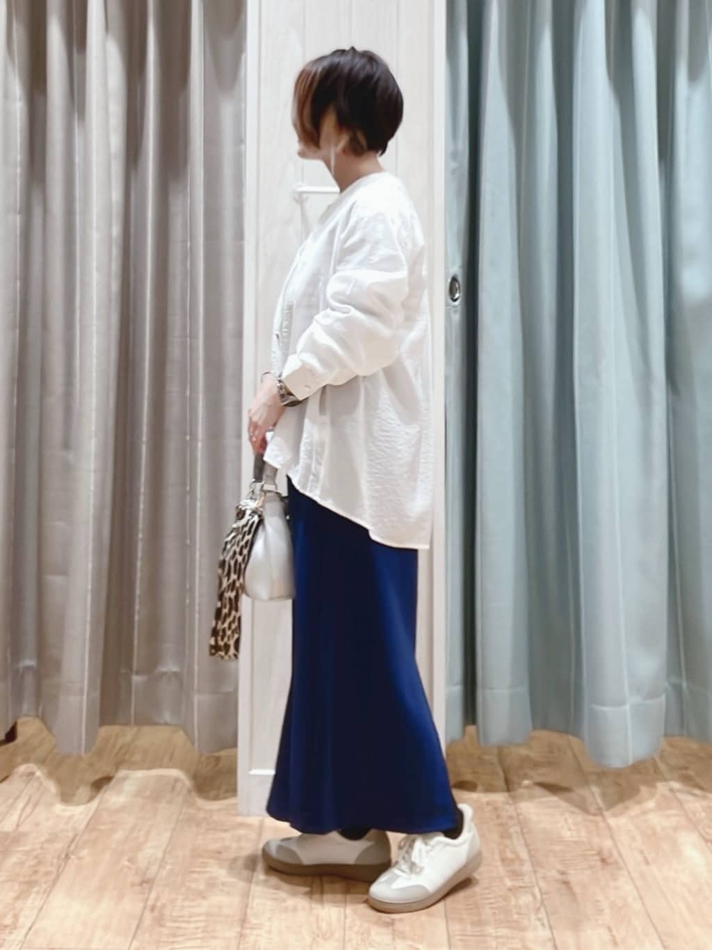 aaamiさんの「SHOO･LA･RUE｜【洗濯機可/S-LL】腰まわりを自然にカバーする ラップ風ナロースカート」を使ったコーディネート