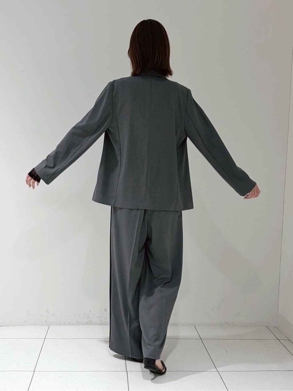 shioriさんの「INDIVI｜Comfy SET UP｜ダブルブレストイージージャケット【セットアップ対応／通勤／カセット服／接触」を使ったコーディネート
