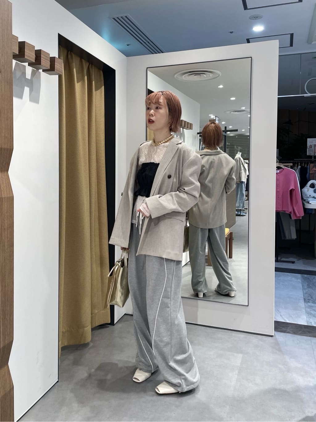 mikuさんの「INDIVI｜【一部店舗限定】パイピング裏毛ワイドパンツ」を使ったコーディネート