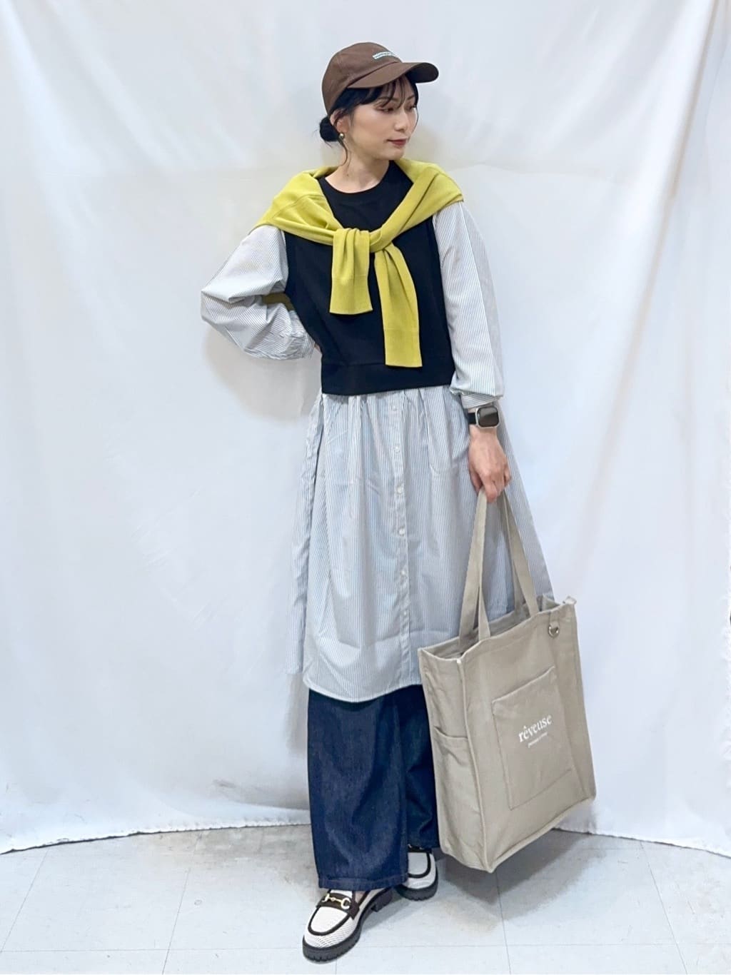 𝐇𝐢𝐫𝐨𝐦𝐢さんの「SHOO･LA･RUE｜【洗濯機可/UV】さらっとしたタッチが心地よい ショート丈 Vネックカーディガン」を使ったコーディネート