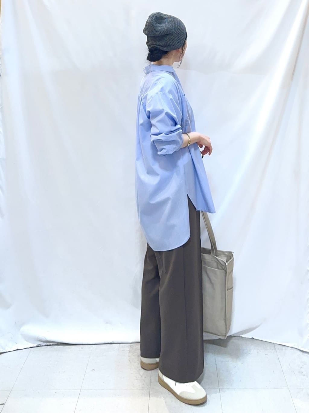 𝐇𝐢𝐫𝐨𝐦𝐢さんの「SHOO･LA･RUE｜【体型カバー】バックギャザーで魅せる オーバーサイズシャツ」を使ったコーディネート
