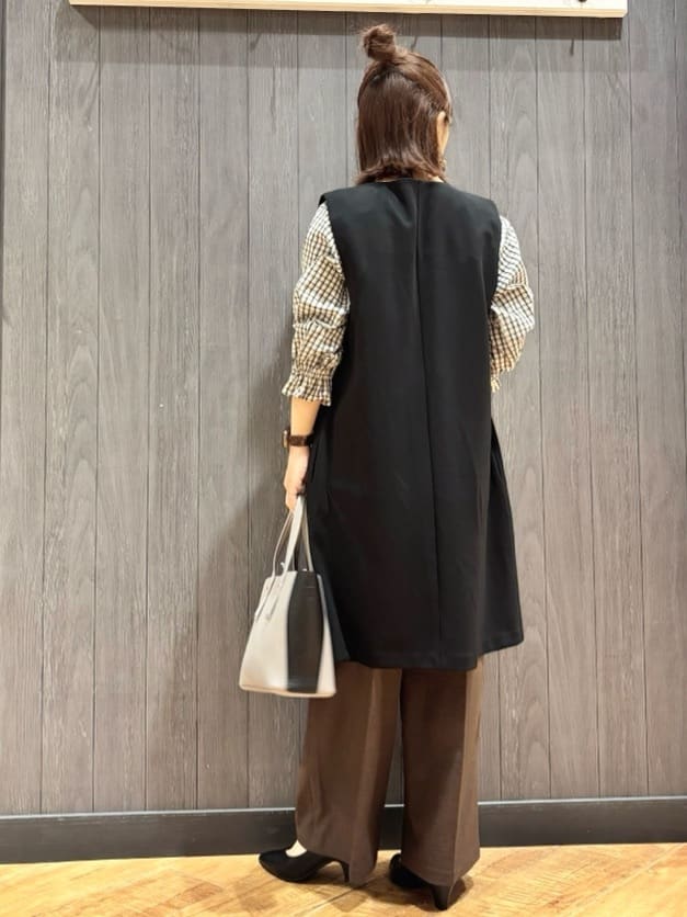 meiさんの「SHOO･LA･RUE｜【洗濯機可/セットアップ可/S-3L】きちんと楽に。カットジョーゼット ロングジレ」を使ったコーディネート