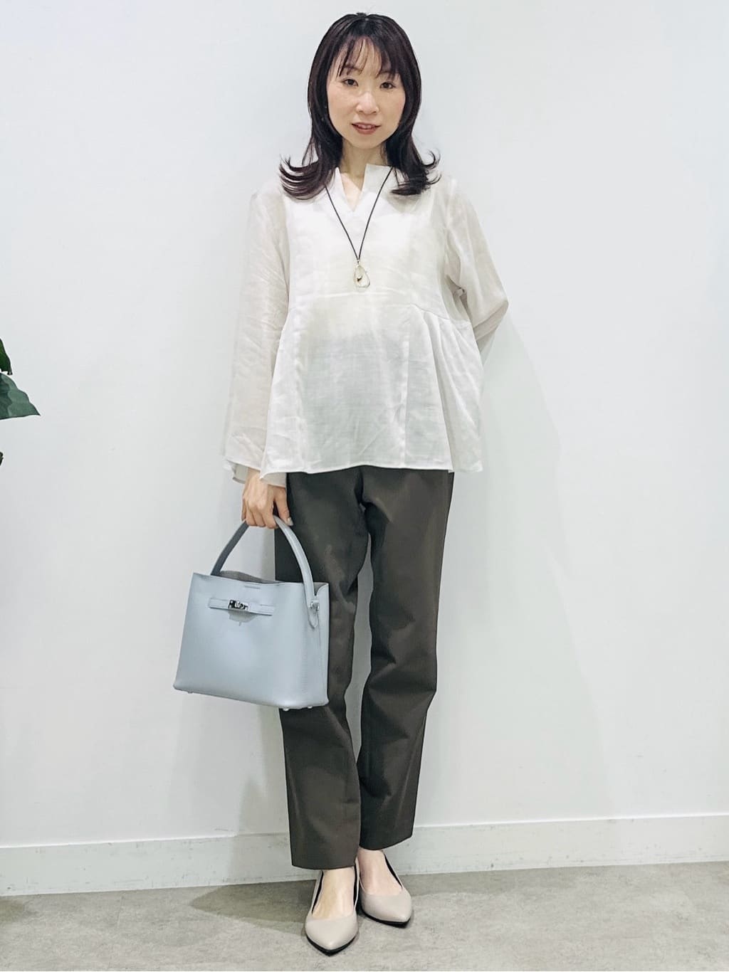 Miwaさんの「UNTITLED｜【接触冷感/麻混/洗える】ドライタッチキーネックブラウス」を使ったコーディネート