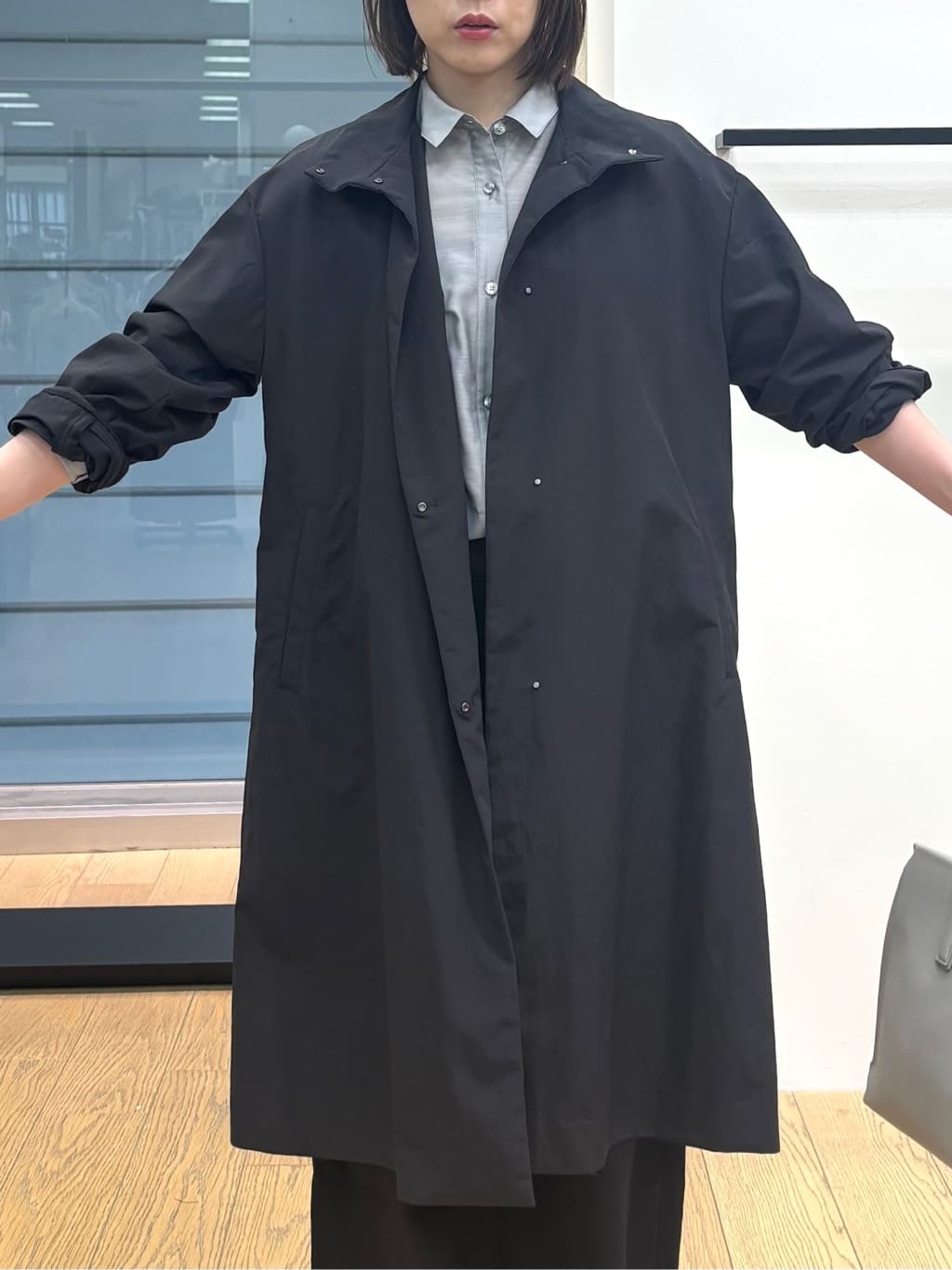 asamiさんの「INDIVI｜【接触冷感／洗える／2WAY】ドロスト付 シアーシャンブレーシャツ」を使ったコーディネート