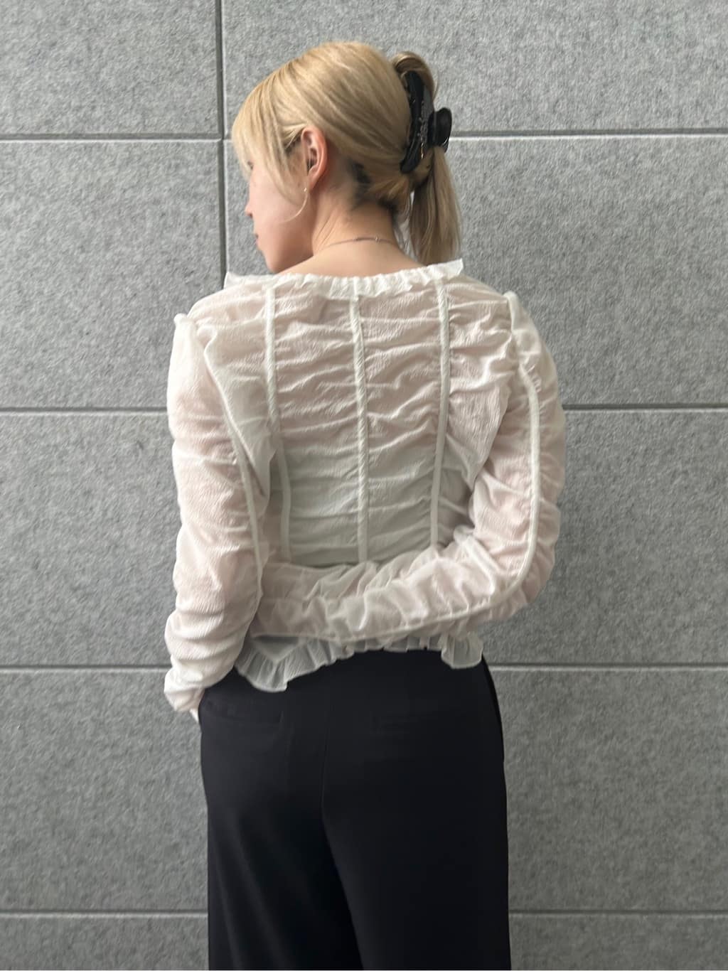 honoka Aさんの「CODE A｜dobby ruffle blouse」を使ったコーディネート
