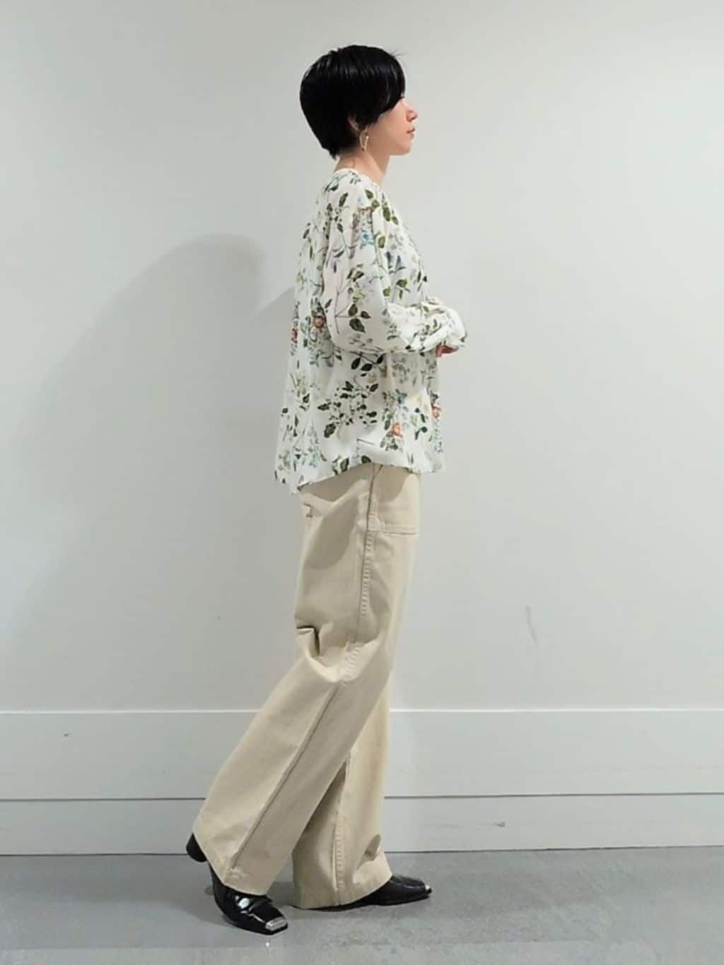 ミズタさんの「UNTITLED｜【花柄/洗える】ボタニカルブラウス」を使ったコーディネート