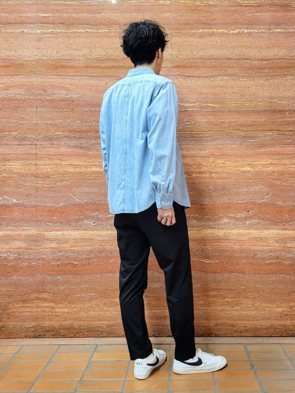 piroyaさんの「TAKEO KIKUCHI｜【BOWLER HAT LABEL】Tエンブレム デニムシャツ」を使ったコーディネート