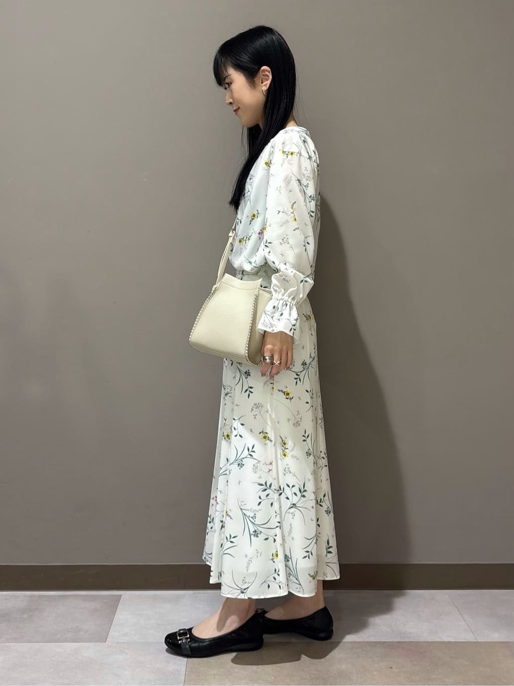 KEIKOさんの「INDIVI｜【SETUP可能】モダンフラワー柄キャンディスリーブブラウス」を使ったコーディネート