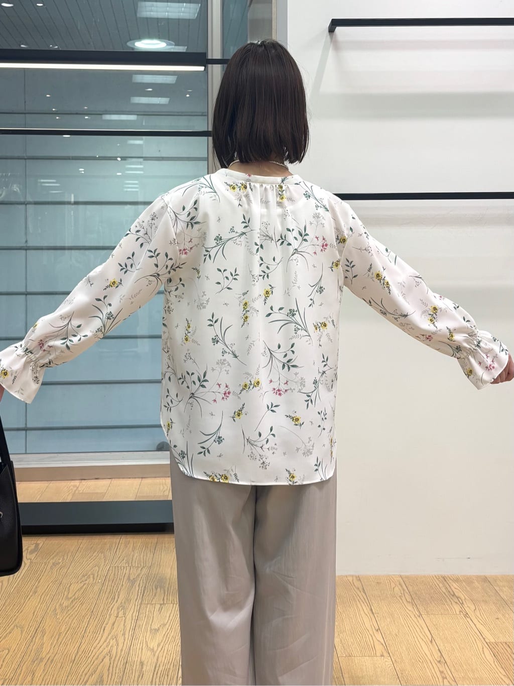 asamiさんの「INDIVI｜【SETUP可能】モダンフラワー柄キャンディスリーブブラウス」を使ったコーディネート