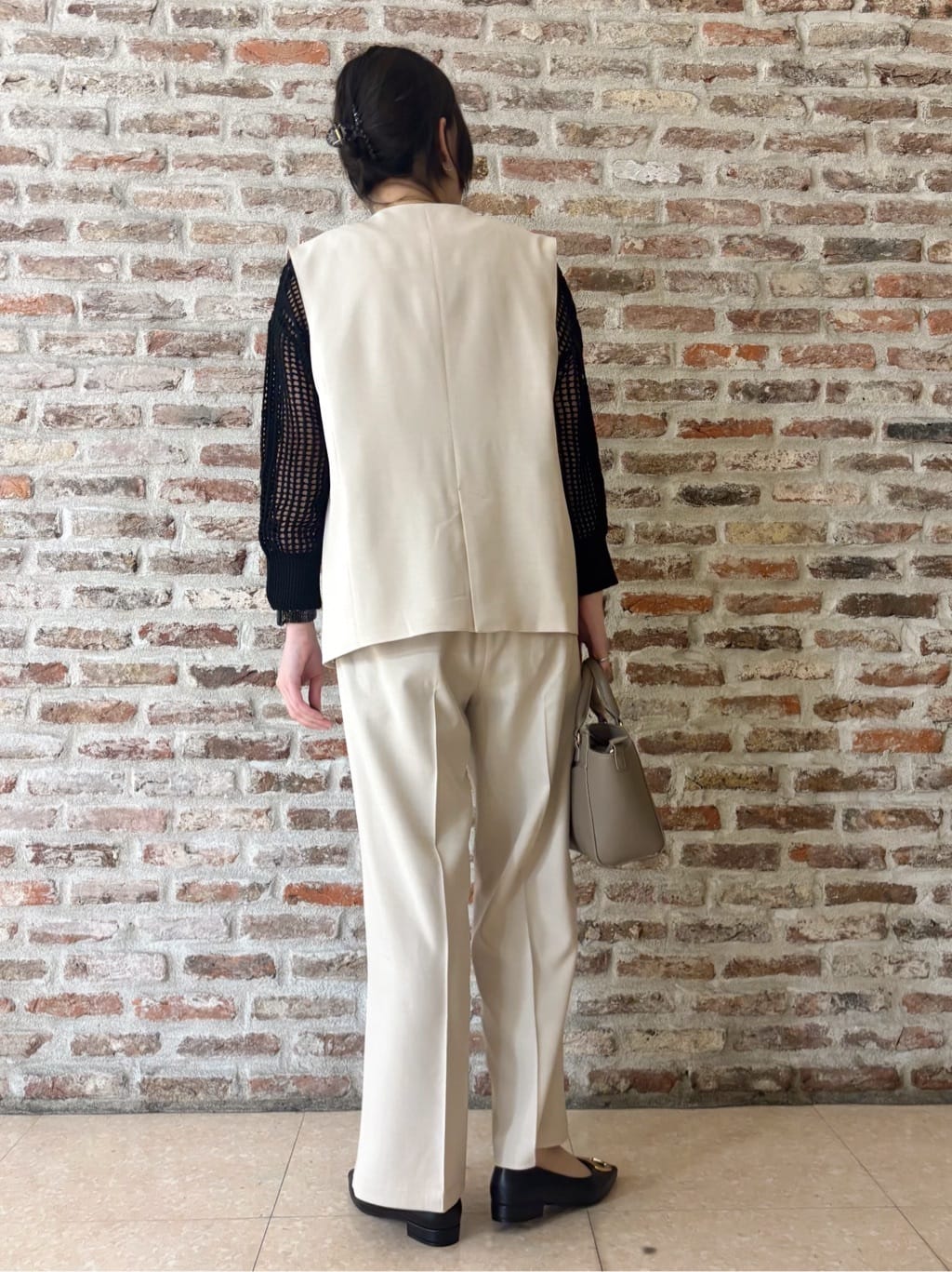 しばさんの「THE SHOP TK｜【通勤にもカジュアルにも】CAVIAN ジレ/セットアップ可」を使ったコーディネート