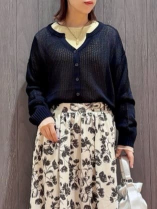 meiさんの「SHOO･LA･RUE｜【洗濯機可/S-LL】キーネックでお顔周りすっきり ざっくり編みカーディガン」を使ったコーディネート