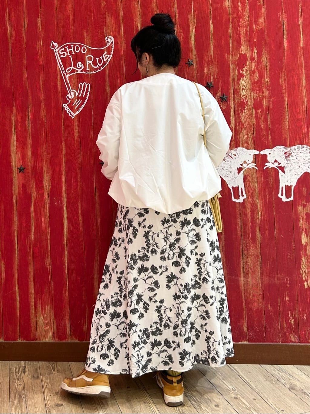 みりぽんさんの「SHOO･LA･RUE｜【防風/撥水/S-LL】お顔回りすっきり見え　Vネックバルーンブルゾン」を使ったコーディネート