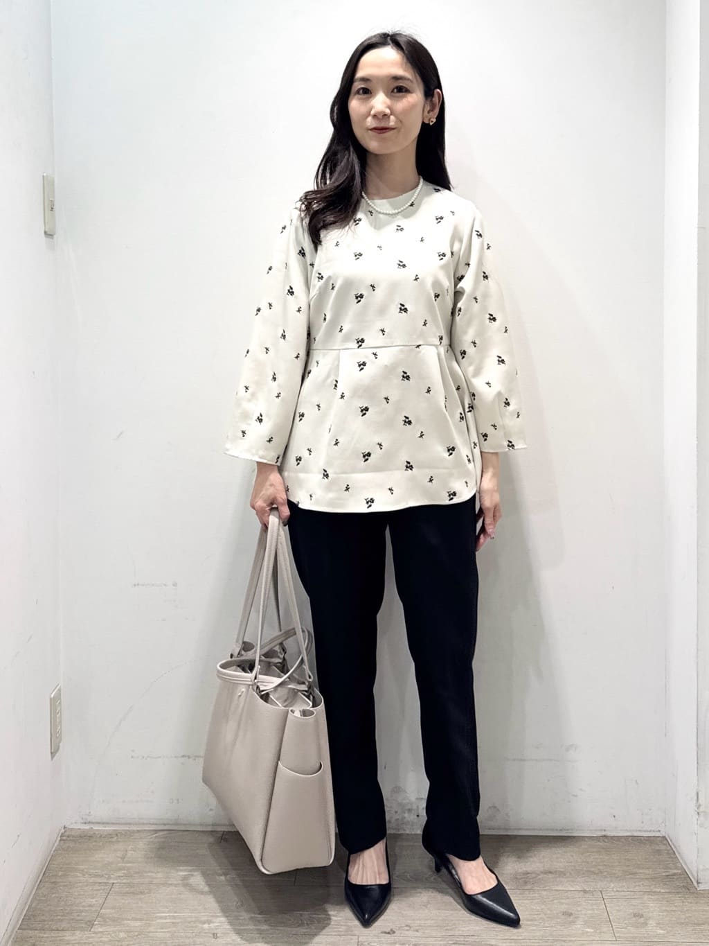 yuicciさんの「OPAQUE.CLIP｜フラワー刺繍ペプラムブラウス【洗濯機OK】」を使ったコーディネート