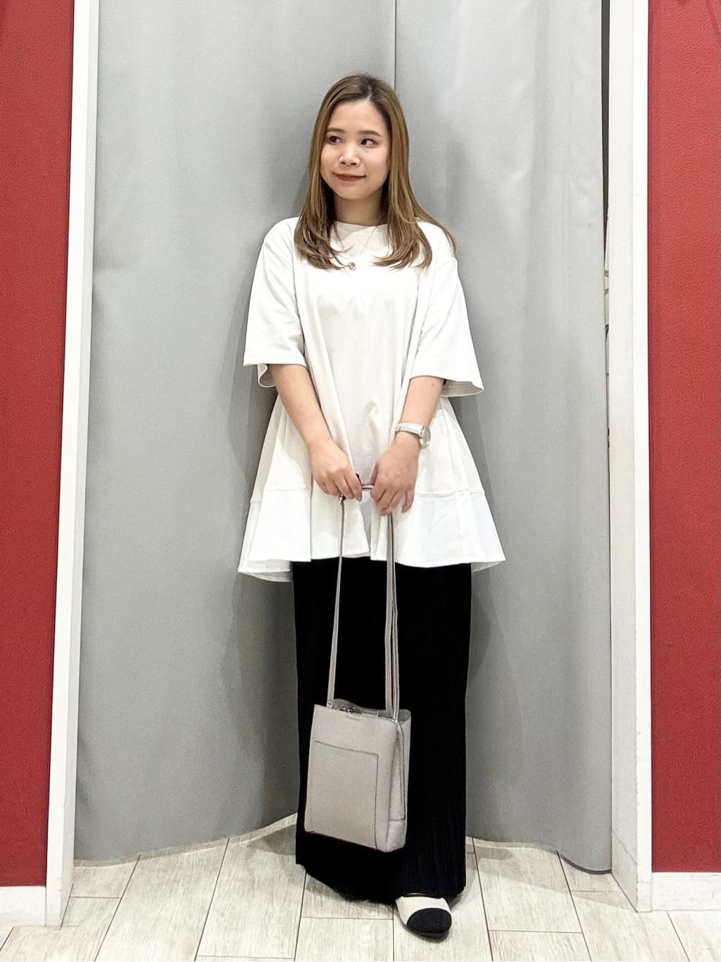 shioさんの「SHOO･LA･RUE｜【洗濯機可/UV】さらっとしたタッチが心地よい ショート丈 Vネックカーディガン」を使ったコーディネート