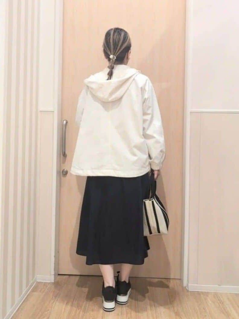 あさんの「SHOO･LA･RUE｜【防花粉/高レビュー】きれいもかっこいいも叶える 欲張りマウンテンパーカ」を使ったコーディネート