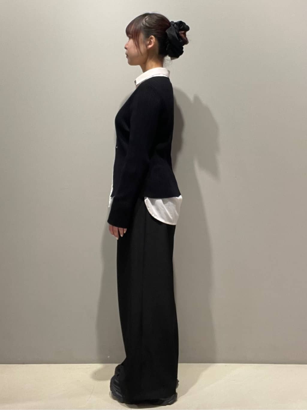 mikiさんの「OPAQUE.CLIP｜シルバー多ボタン ランダムリブニットカーディガン【洗濯機OK】」を使ったコーディネート
