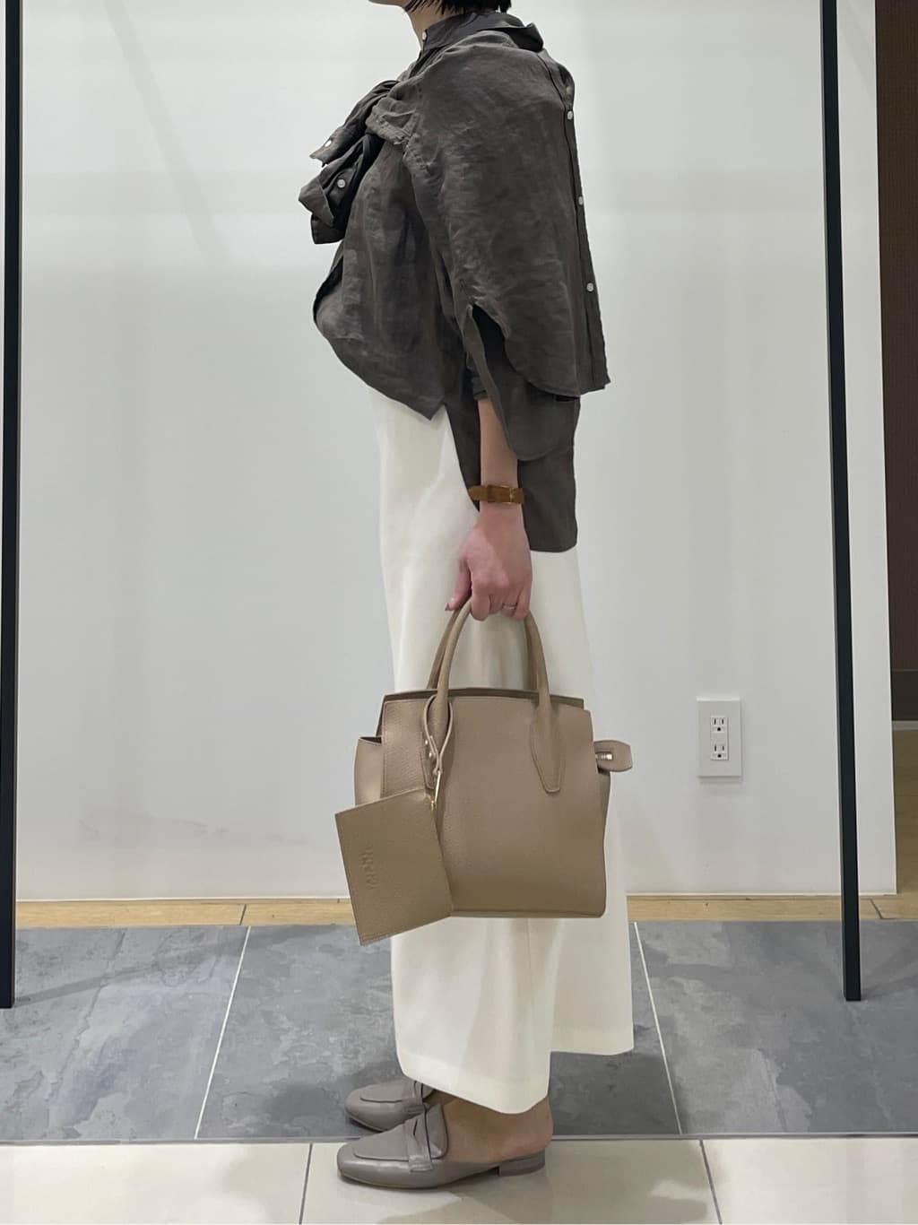 shihoさんの「INDIVI｜【接触冷感／2WAY】カシュクールリネンシャツ」を使ったコーディネート