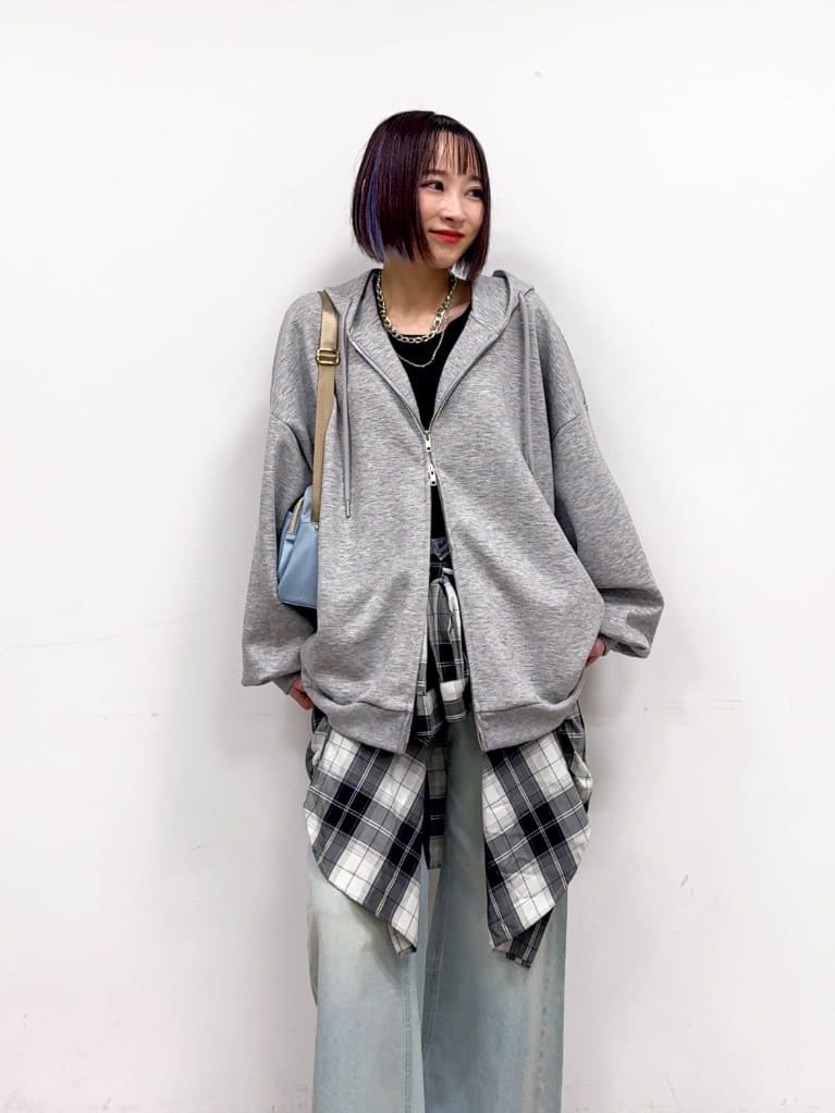 𝐜𝐡𝐢𝐤𝐚さんの「SHOO･LA･RUE｜【片手ではける】シンプルスニーカー」を使ったコーディネート