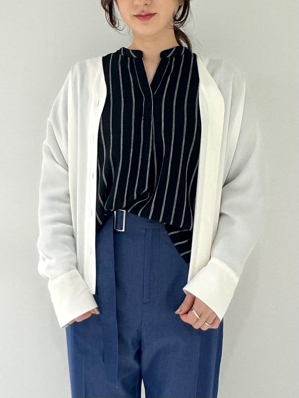 そんさんの「INDIVI｜【洗える／UVケア／マットサテン】Vネックドルマンスリーブブラウス」を使ったコーディネート