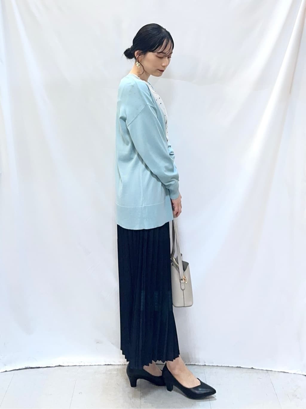 𝐇𝐢𝐫𝐨𝐦𝐢さんの「SHOO･LA･RUE｜【洗濯機可/UV】さらっとしたタッチが心地よい ミドルカーディガン」を使ったコーディネート