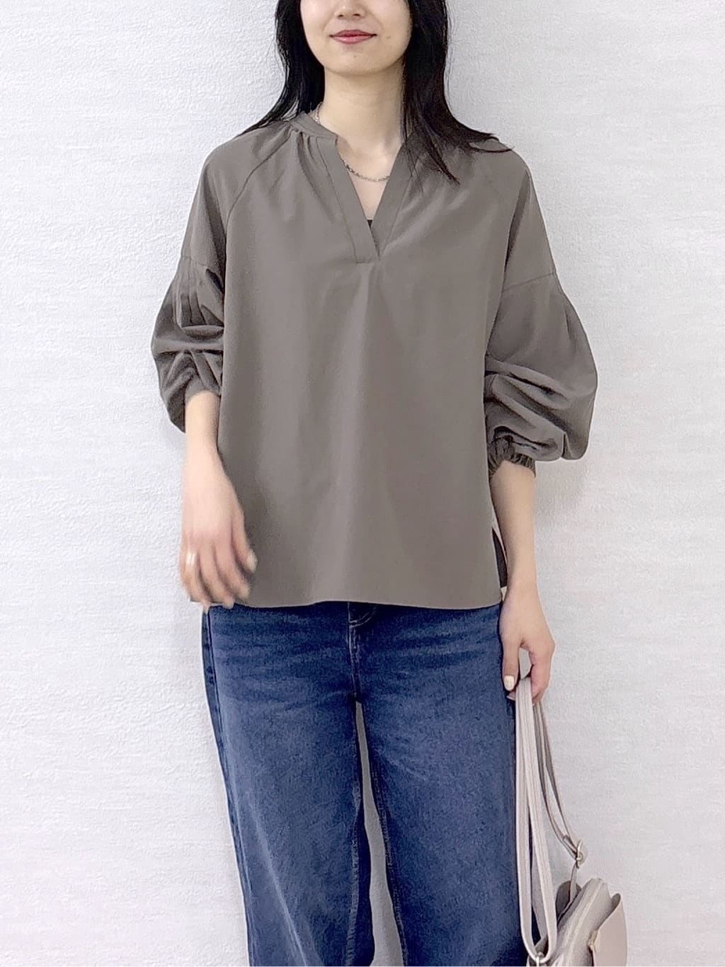 sachikoさんの「OPAQUE.CLIP｜スキッパーボリュームスリーブブラウス【洗濯機OK】」を使ったコーディネート