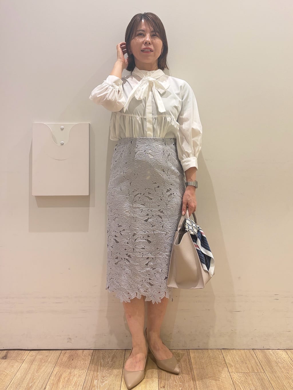 YUKOさんの「index｜ペプラムブラウス／ボウタイ取り外し可【洗濯機OK／イージーアイロン／防シワ】《XS～LL／8col》」を使ったコーディネート