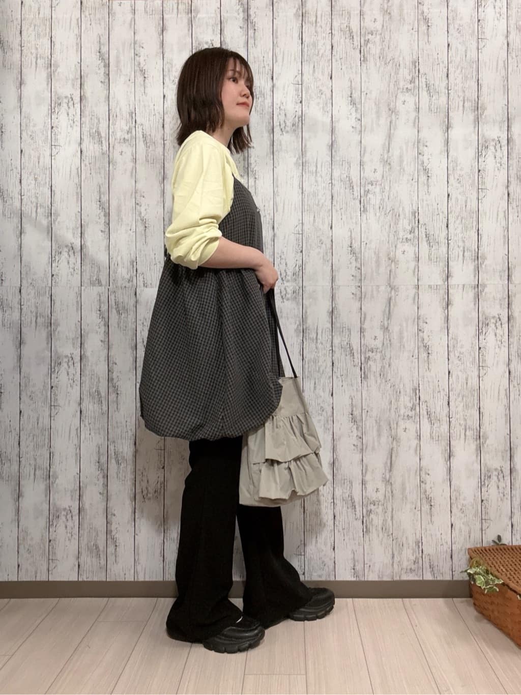 シカさんの「SHOO･LA･RUE｜【洗濯機可/体型カバー/S-LL】後ろ姿も抜かりない ギンガムチェック柄バルーンキャミチュニック」を使ったコーディネート