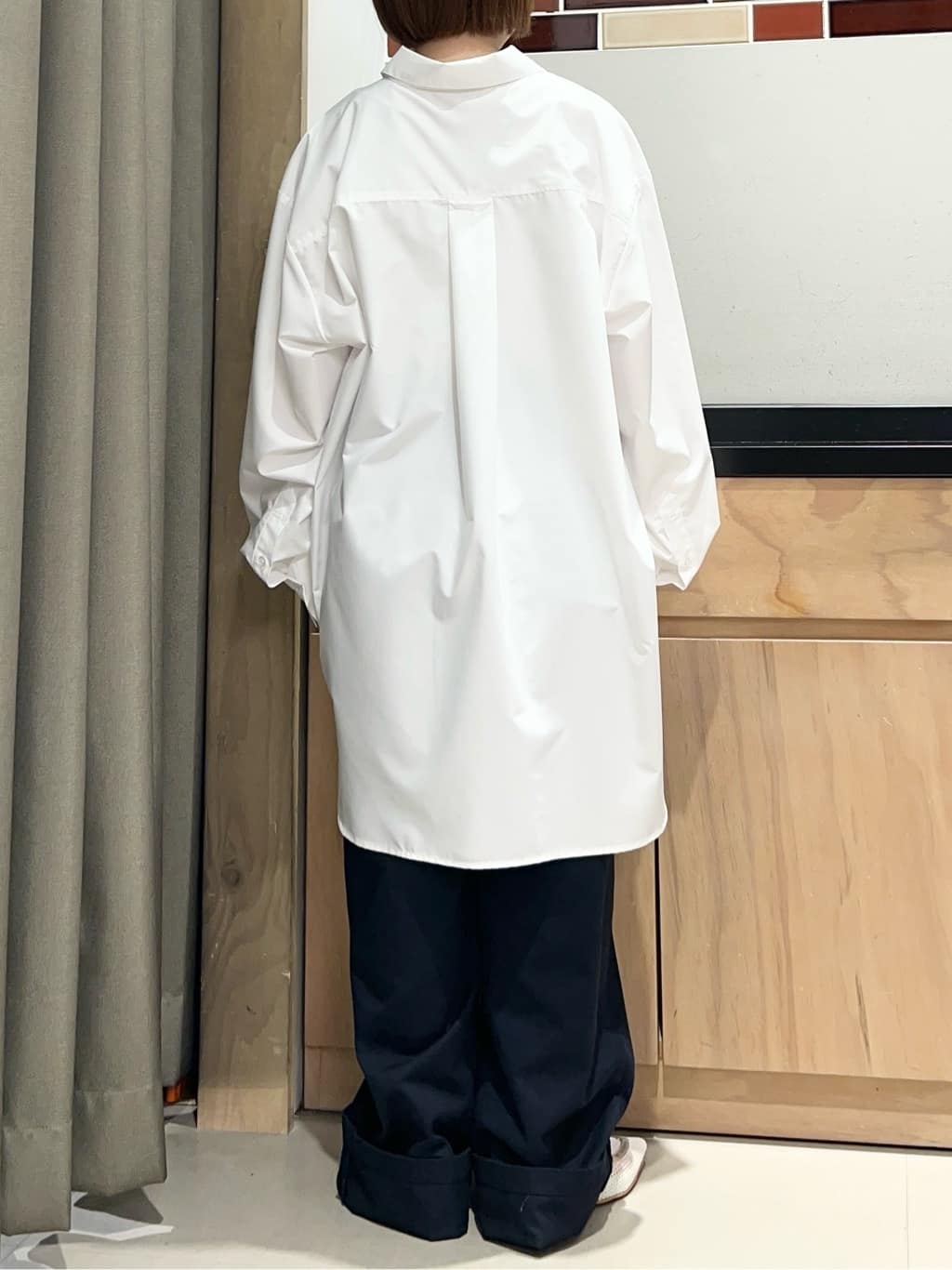 かのさんの「THE SHOP TK｜ゆったりシルエットで体型カバー ロングシャツ」を使ったコーディネート