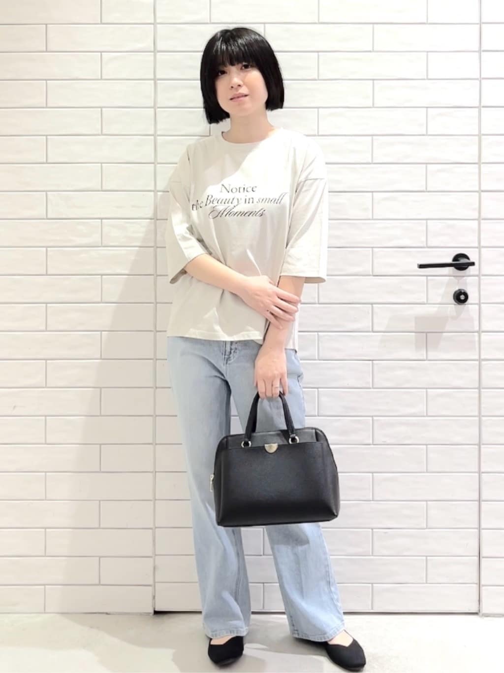 しおりさんの「OPAQUE.CLIP｜リラクシーロゴプリントTシャツ【洗濯機OK】」を使ったコーディネート
