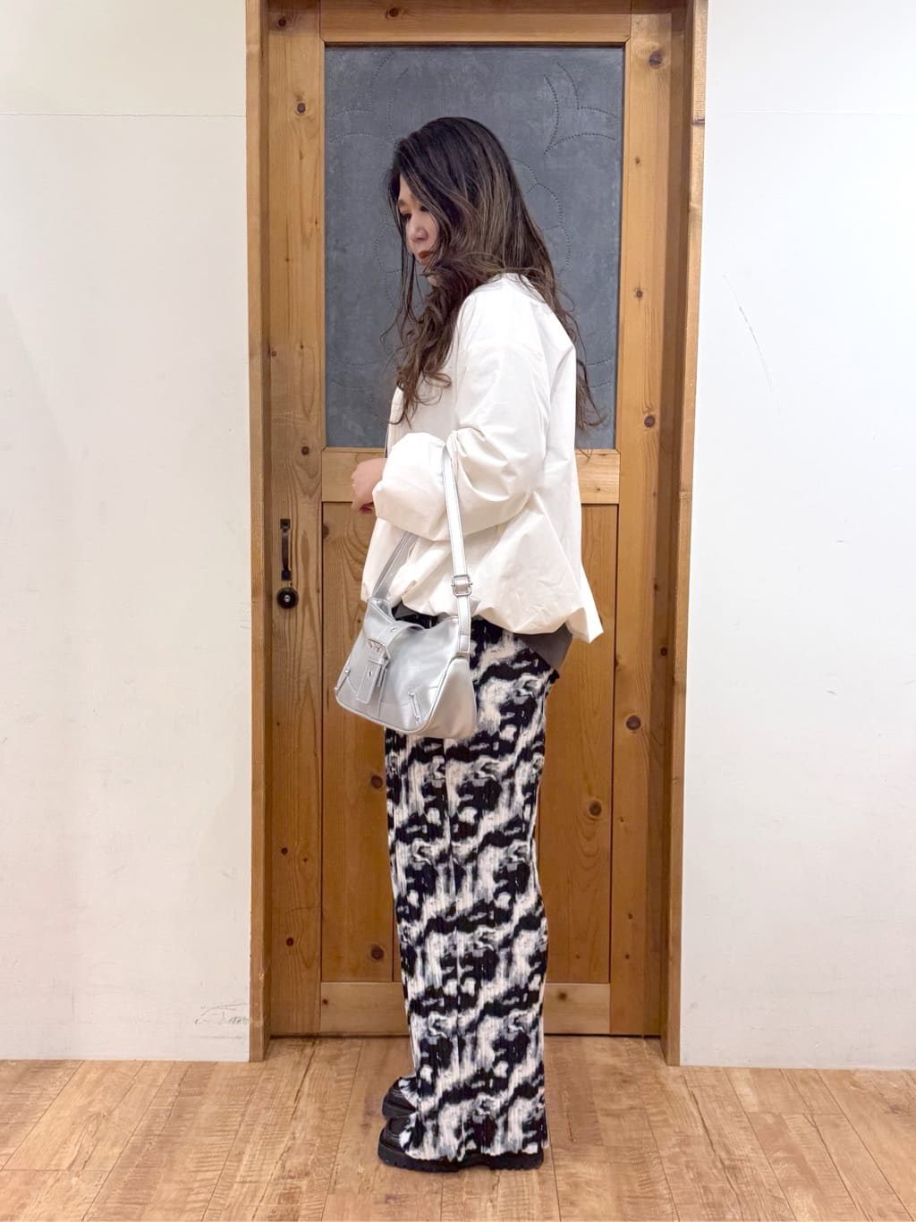 Ayana.さんの「SHOO･LA･RUE｜【S-LL/柄が選べる】ウエストゴムでらくちん 大人プリーツイージーパンツ」を使ったコーディネート