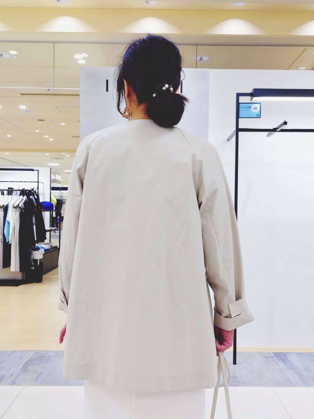 TOMOMIさんの「INDIVI｜【撥水/軽量】ミドル丈 ミニマルトレンチコート」を使ったコーディネート