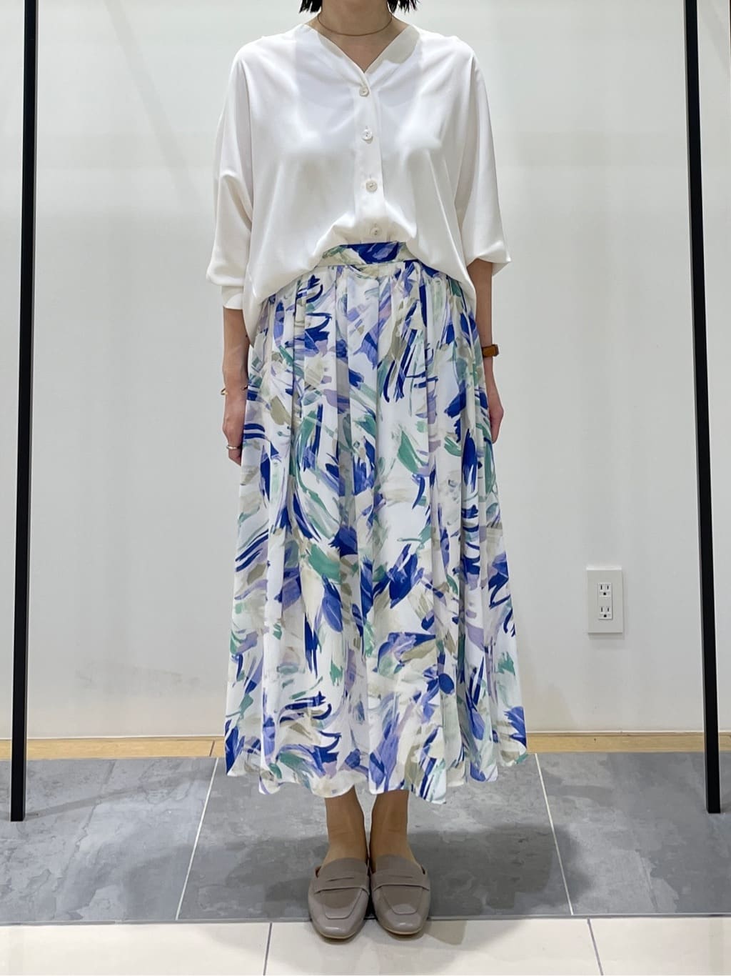 shihoさんの「INDIVI｜【洗える／UVケア／マットサテン】Vネックドルマンスリーブブラウス」を使ったコーディネート