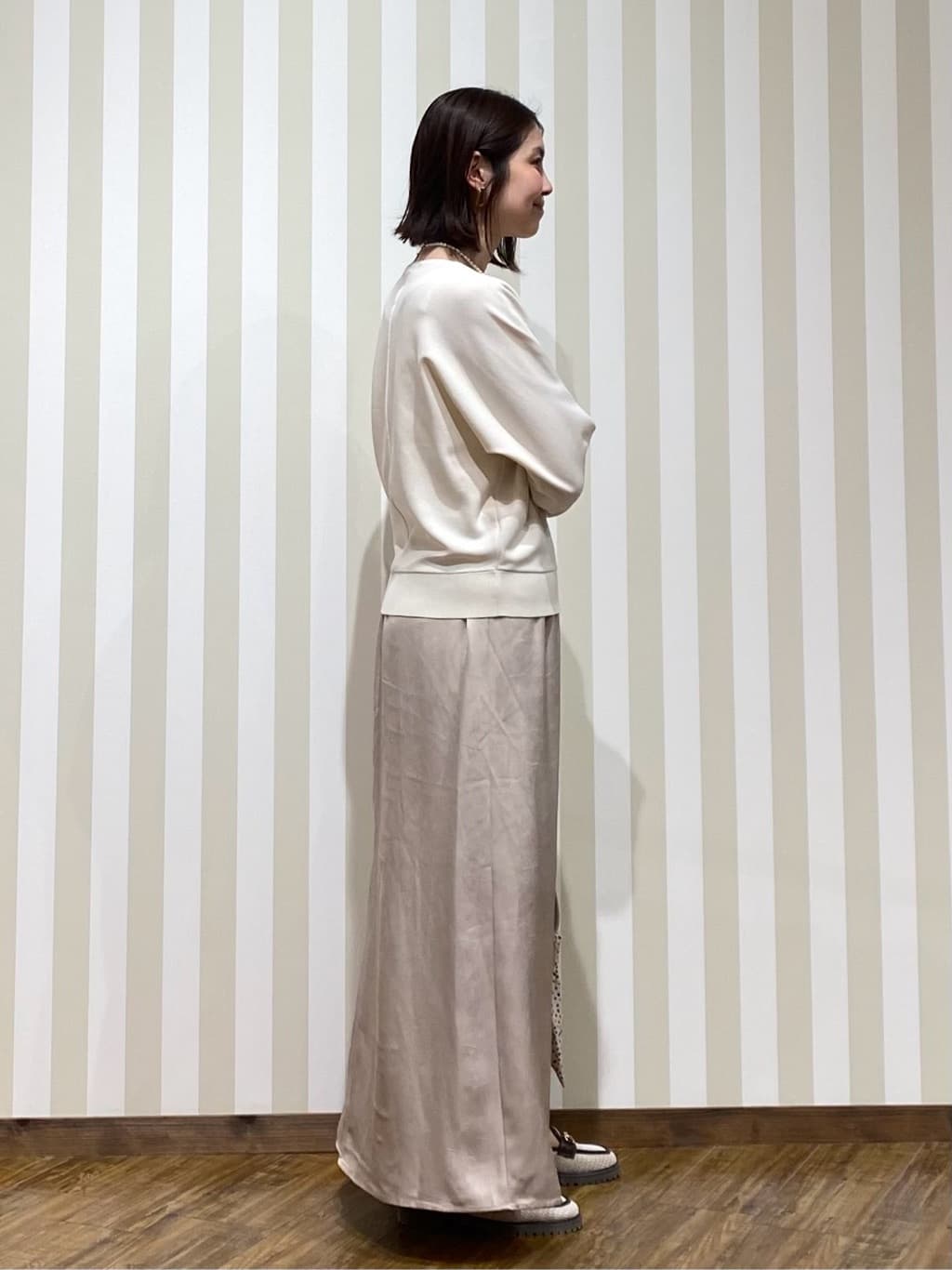 SAOさんの「SHOO･LA･RUE｜【洗濯機可】大人に嬉しい　上品サテンマーメイドスカート」を使ったコーディネート