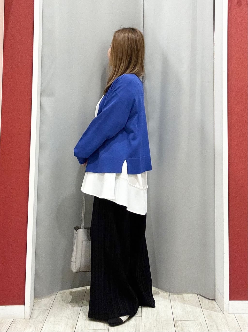 shioさんの「SHOO･LA･RUE｜【洗濯機可/UV】さらっとしたタッチが心地よい ショート丈 Vネックカーディガン」を使ったコーディネート