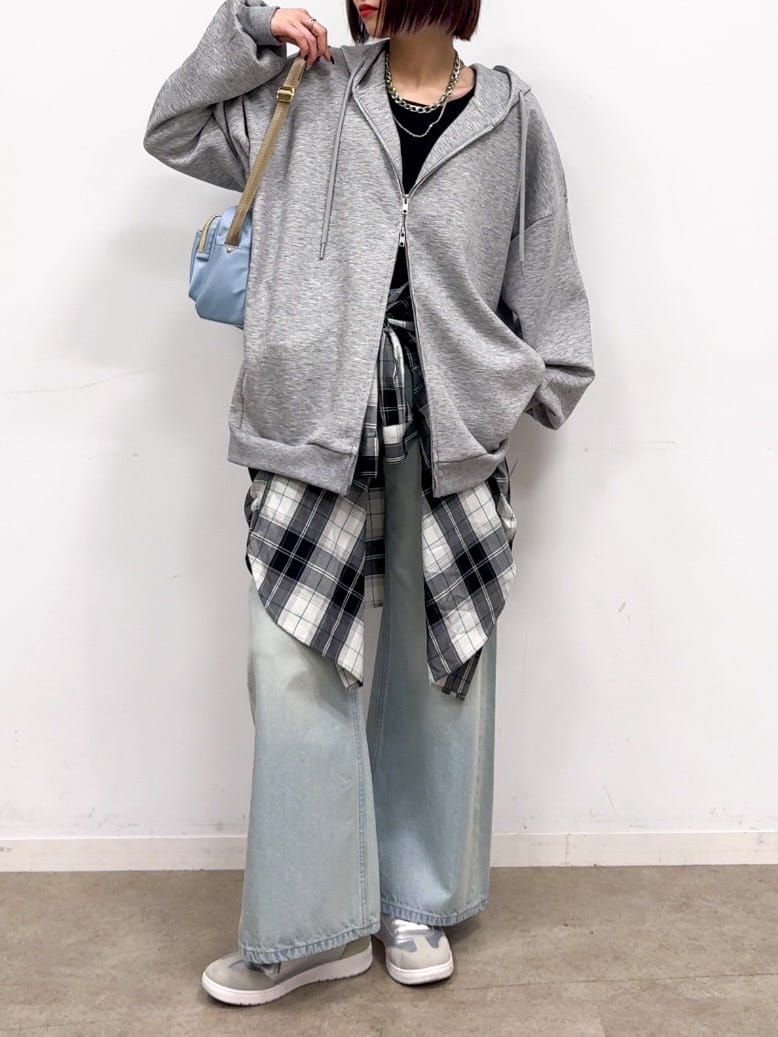 𝐜𝐡𝐢𝐤𝐚さんの「SHOO･LA･RUE｜【片手ではける】シンプルスニーカー」を使ったコーディネート